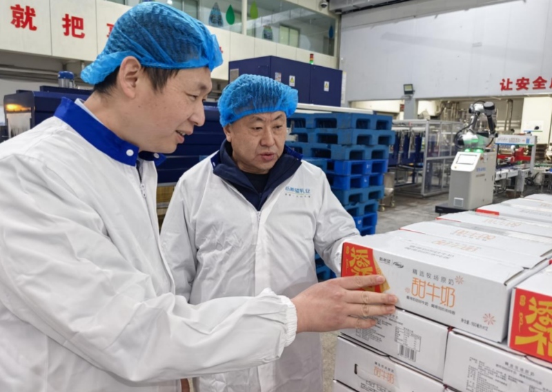 长沙市望城区税务局组建税费服务团队深入湖南新希望南山液态乳液有限公司走访问需。受访单位供图