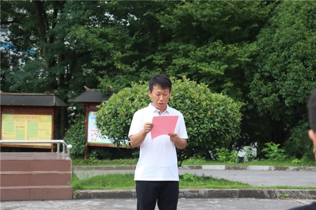 河溪中学校长进行发言。受访单位供图